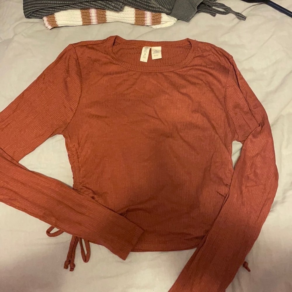 Tilly’s love sleeve sinch side top - Picture 2 of 3